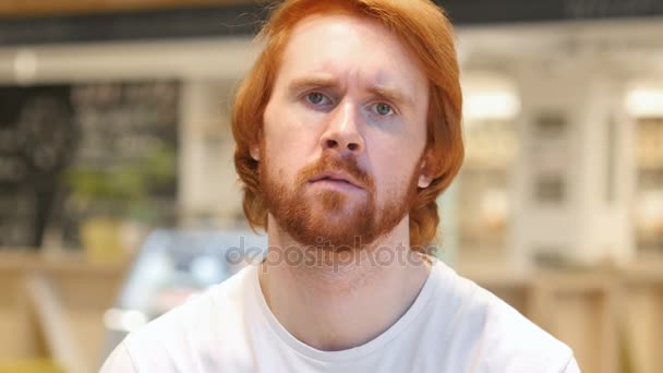 Triest Redhead baard Man gevoel boos en na te denken over problemen — Stockvideo