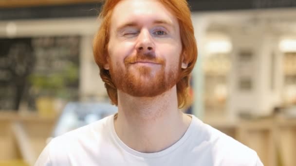 Ritratto dell'uomo barba rossa che scuote la testa per essere d'accordo, sì — Video Stock