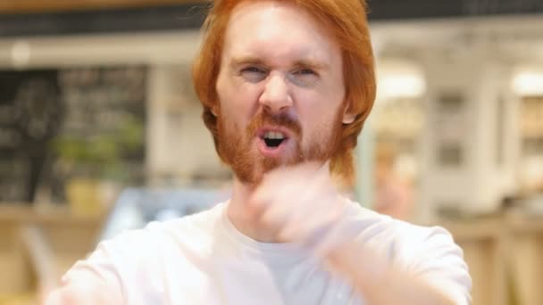 成功を祝う幸せな赤毛の髭の男のポートレート — ストック動画