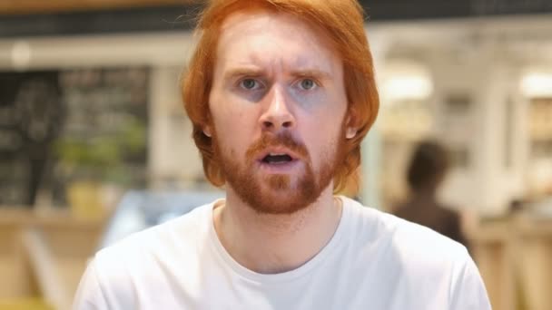 Kızıl saçlı sakallı adam el hareketi hata ve sorunlar, kapalı portre — Stok video