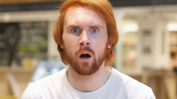 Zajímá Vás, k Redhead člověka při práci, skrytí oči v šoku — Stock video