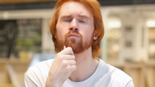 Portrait d'homme barbu rousse pensant au café, remue-méninges — Video