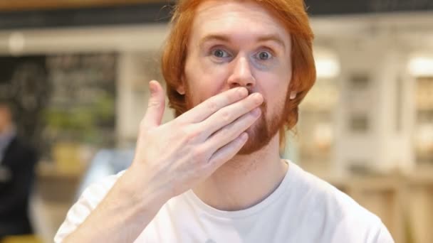 Flying Kiss gesto Redhead vousy muž zamiloval — Stock video