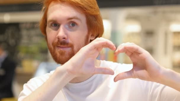 Herzzeichen von einem verliebten Mann mit rotem Bart, Geste der Hände — Stockvideo