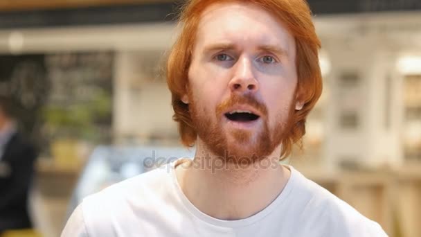 Positif Bersemangat Redhead Man Menunjuk di Kamera di Kafe, Thumbs Up — Stok Video