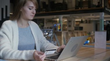 Online alışveriş genç kadın, ödeme hata başarısız