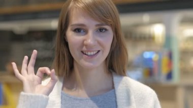 Tamam işareti Cafe el hareketi genç kadın portresi