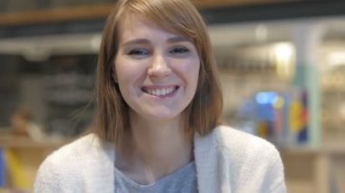 Merhaba, genç kadın için karşılama Cafe'el sallayarak