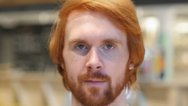 Face Close Up of Smiling Redhead Beard Man Olhando para a câmera — Vídeo de Stock