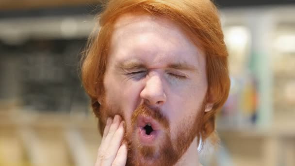 Cara de cerca del hombre de la barba con infección dental, dolor de muelas — Vídeos de Stock