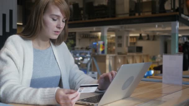 Compras Online de Sucesso por Jovem Mulher, Pagamento — Vídeo de Stock