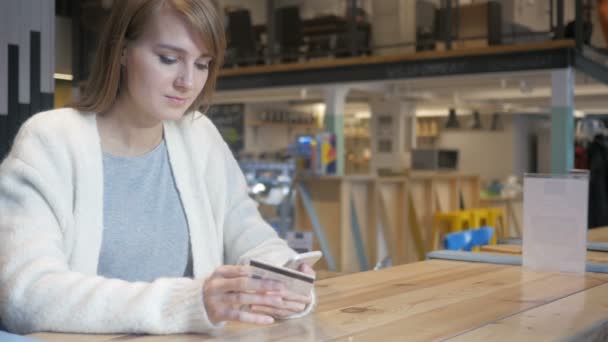 스마트폰 성공적인 온라인 쇼핑에 반응 하는 여자 — 비디오
