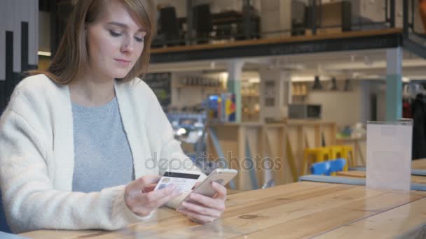 Mujer trastornada reaccionando al fracaso Compras en línea en el teléfono inteligente — Vídeo de stock