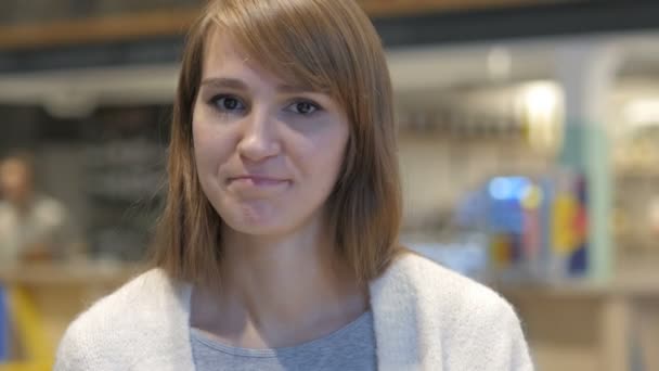 Mladá žena averze a odmítá nabídku v Cafe — Stock video