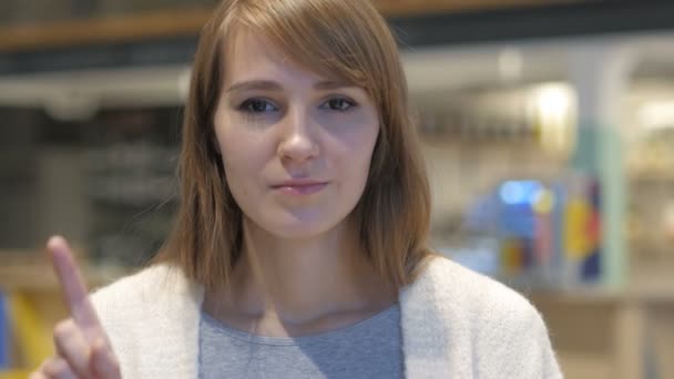 Porträt einer jungen Frau, die mit dem Finger zur Verweigerung winkt, nein — Stockvideo
