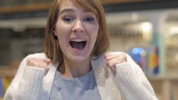 Портрет счастливой молодой женщины, празднующей успех — стоковое видео