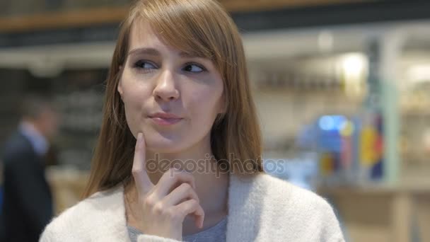 Retrato de una joven pensante en Café, lluvia de ideas — Vídeo de stock