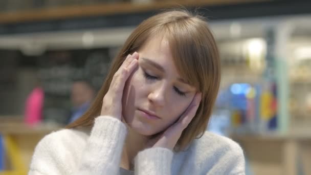 Mujer joven y tensa con dolor de cabeza, vida frustrada — Vídeos de Stock