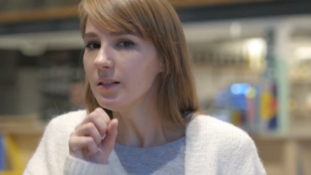 Portret van de jonge vrouw hoesten, keel-infectie — Stockvideo