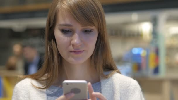 Mujer joven usando Smartphone para la navegación en línea — Vídeo de stock