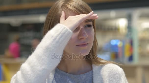 Zoeken op gebaar door jonge vrouw zitten in het Cafe — Stockvideo