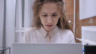 Bağırıyor, çığlık ve iş için bağırarak deli kızgın kadın