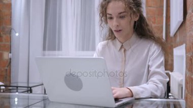 Dizüstü bilgisayarda çalışma olarak başarı kutluyor olumlu mutlu erkek