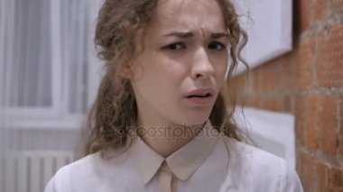 Hayır, genç kadın engelleme, reddetme teklif, ilgi değil