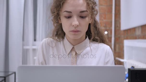Πορτρέτο του άρρωστου γυναικείου βήχας ενώ εργάζονται για το Laptop, λοίμωξη — Αρχείο Βίντεο