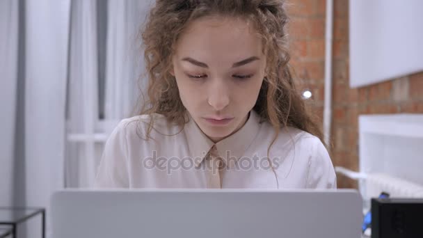 Gäspningar trött kvinnliga medan du arbetar med Laptop i Office — Stockvideo