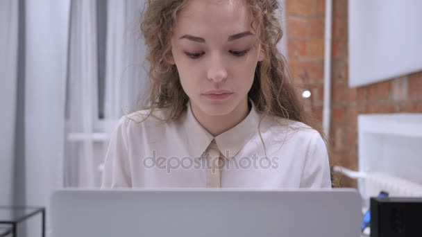 Agitando a cabeça para não, jovem mulher sentada na cadeira em casa — Vídeo de Stock