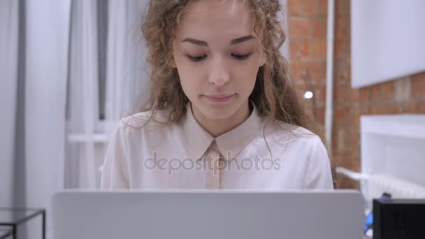 Sim por Jovem Feminino, Agitando Cabeça para Concordo — Vídeo de Stock