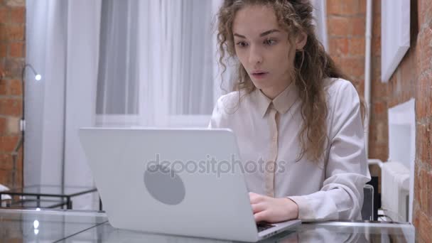 Sorprendido joven hembra, molesto por la sorpresa en el ordenador portátil — Vídeo de stock