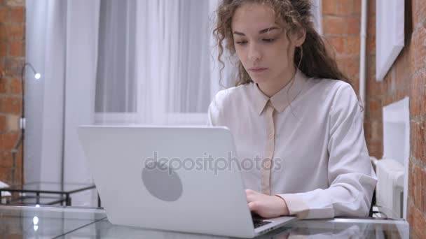 Frau mit Stress und Kopfschmerzen arbeitet auf Laptop, Loft-Interieur — Stockvideo