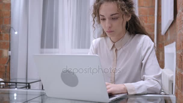 Bocejando cansado feminino enquanto trabalhando no laptop no escritório — Vídeo de Stock