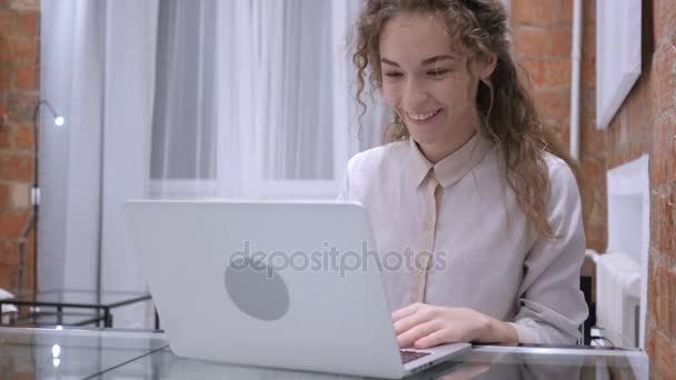 Bate-papo de vídeo da Web no laptop por jovem do sexo feminino, sentado no escritório — Vídeo de Stock