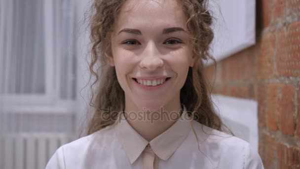 Portrait d'une jeune femme souriante assise et travaillant sur ordinateur portable — Video