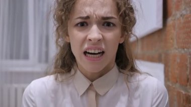 Yüksek sesle, çığlık öfkeli kadın sorunları deli gidiyor