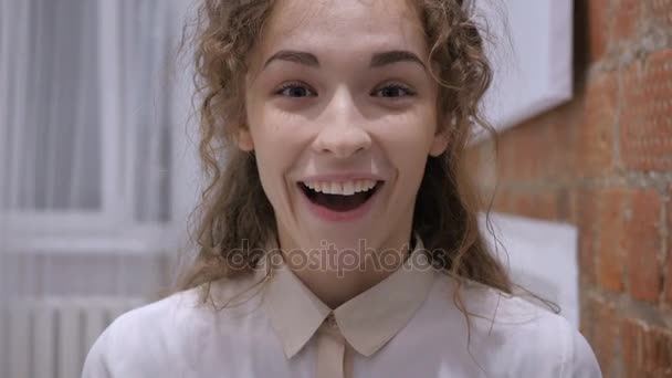 Portrét ohromen, mladá žena, Happy překvapení — Stock video