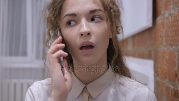 問題を議論する、携帯電話で話している女性 — ストック動画