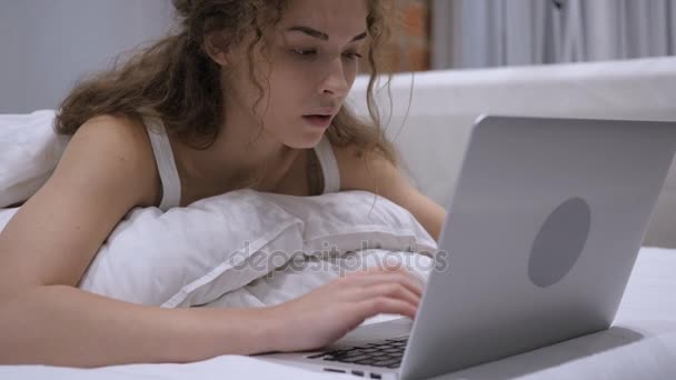 Dolor de cabeza, Mujer retrasada trabajando en el ordenador portátil en la cama, Carga de trabajo — Vídeos de Stock