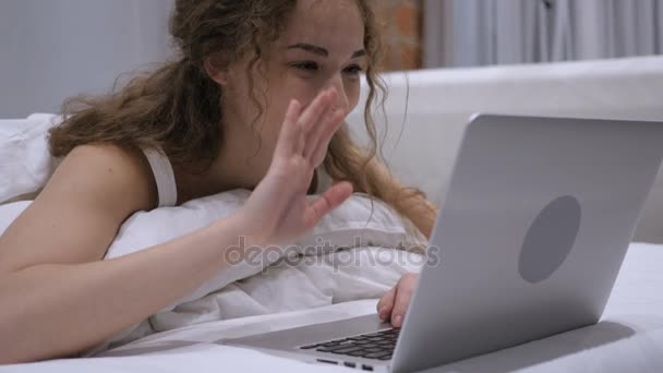 Online-Videochat auf Laptop von Frau im Bett, Kopfhörer — Stockvideo