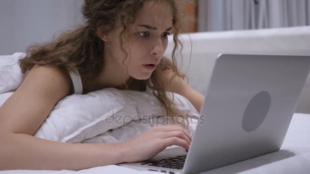 Perempuan yang marah Tidak senang dengan Masalah Kerja di Laptop — Stok Video