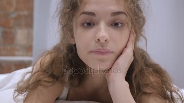 Sem permissão, jovem mulher deitada na cama negando, rejeitando oferta — Vídeo de Stock