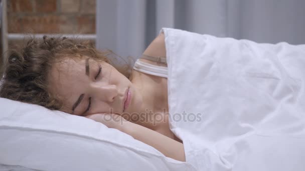Bella giovane femmina che dorme a letto di notte — Video Stock