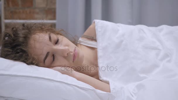 Неудобная женщина спит в постели ночью, беспокойство — стоковое видео