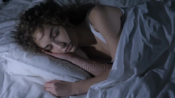 Vue du dessus de la jeune femme dormant au lit la nuit — Video