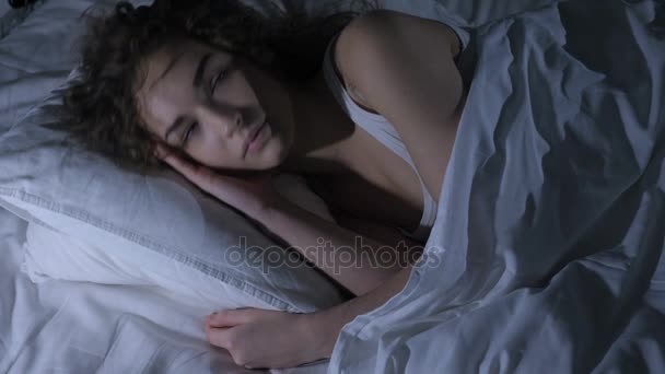 Το Top View χαλαρωτικό θηλυκό προσπαθεί να κοιμηθεί στο κρεβάτι τη νύχτα — Αρχείο Βίντεο