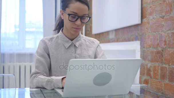 Mulher hispânica trabalhando no laptop no escritório — Vídeo de Stock