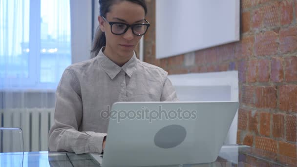 Mujer hispana molesta por pérdida, trabajando en computadora portátil — Vídeos de Stock